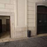 Il vestibolo sfocia in un cortile, ma noi ci fermiamo all�altezza di una porticina a destra che ci introduce a una scalinata di marmo